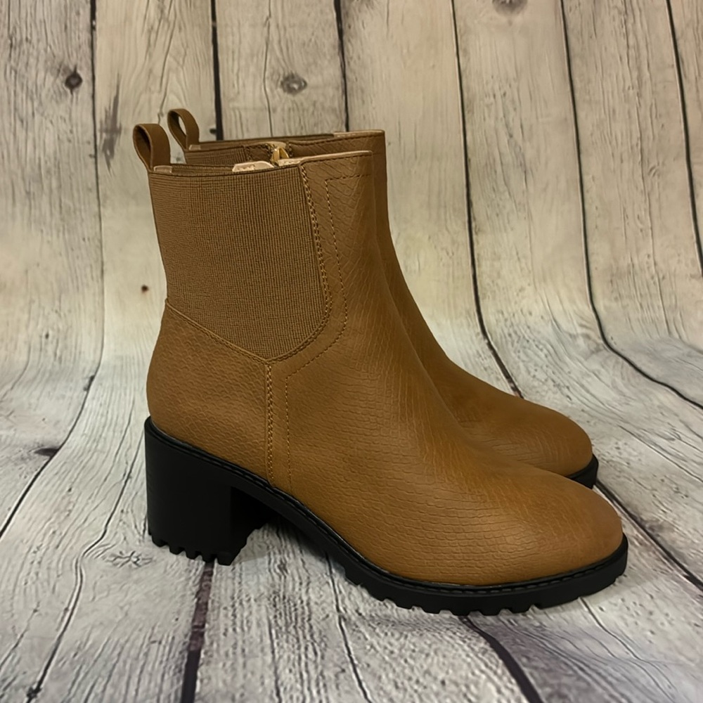 NWT Tru Comfort Foam Hallie Tan and Black Booties